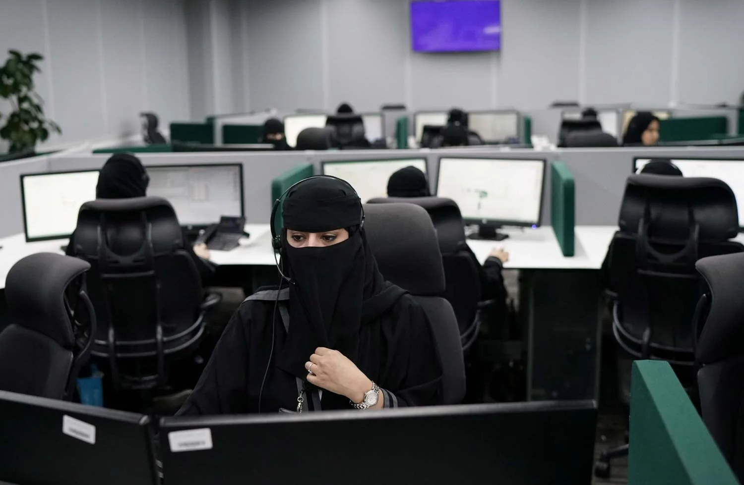 كم تبلغ نسبة مشاركة المرأة السعودية في سوق العمل؟ 