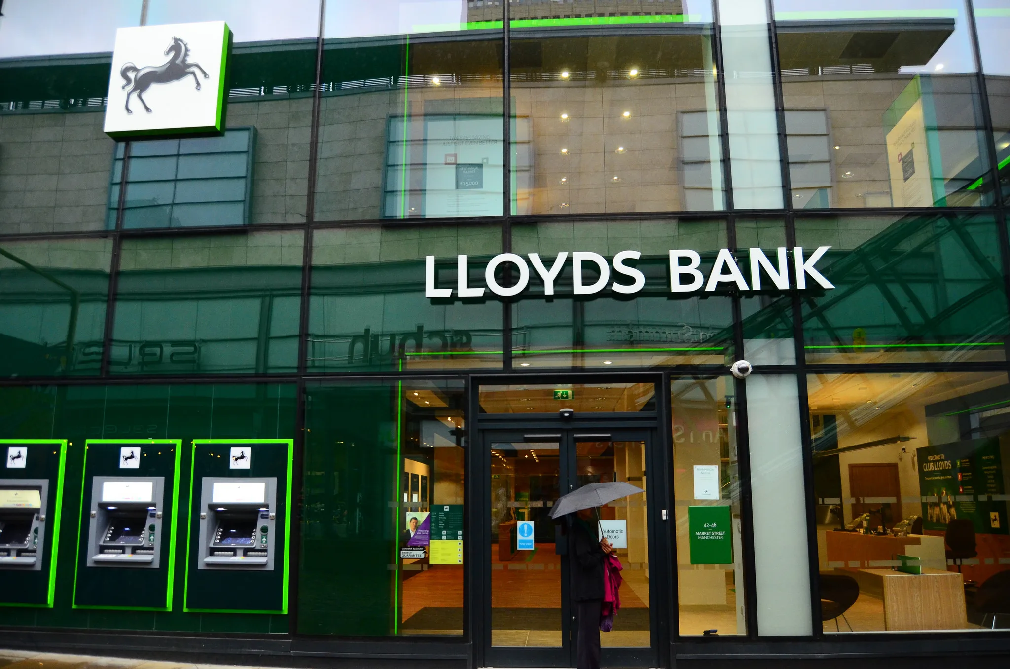 مجموعة لويدز المصرفية تقلص 1600 وظيفة في المملكة المتحدة 