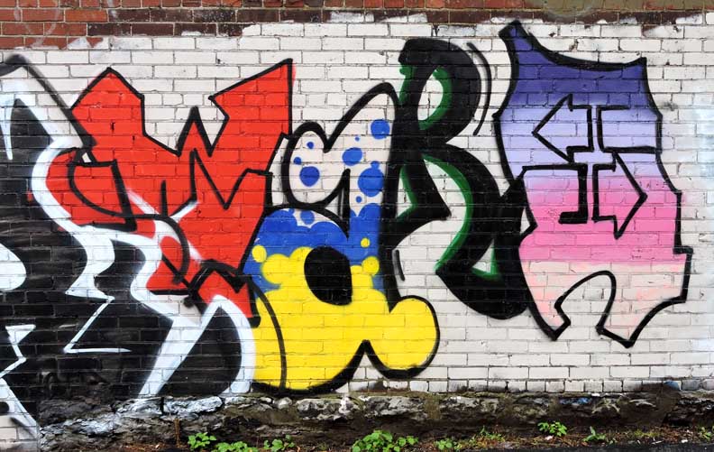 جرافيتي الهواة يثير المخاوف في بريستول ويكبد الاقتصاد البريطاني مليار دولار سنوياً لتنظيف الحوائط والجدران 