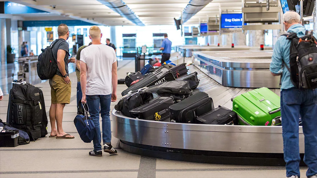 شركة (Jet2) البريطانية تفرض رسومًا جديدة على حقائب المسافرين 