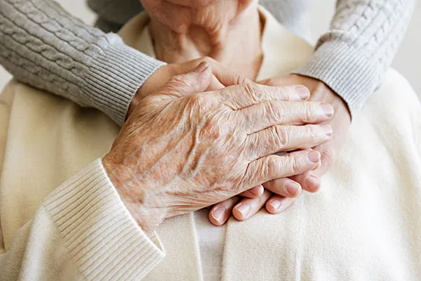تحقيق يكشف عن معاملة "غير إنسانية" لكبار السن في بعض المستشفيات البريطانية 