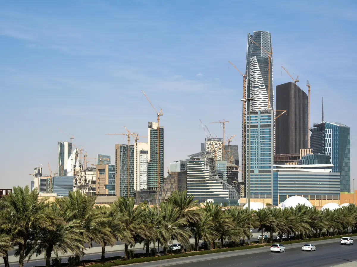 تعرف إلى أبرز الشركات العالمية التي نقلت مقراتها الإقليمية إلى المملكة العربية السعودية 