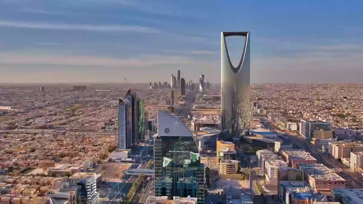 برج المملكة العربية السعودية: صرح شامخ يلامس السماء 
