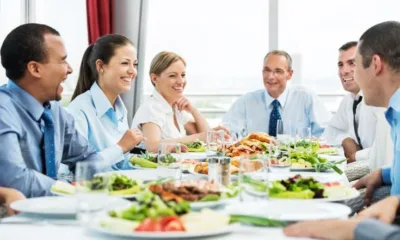 أفضل مطاعم غداء العمل في الرياض: دليلك لتناول وجبة سريعة ولذيذة 