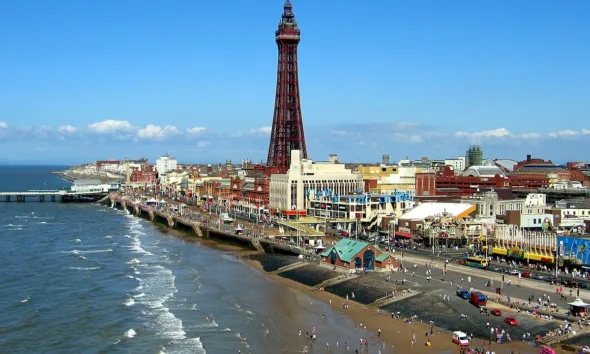 بلاكبول (Blackpool): اكتشف السحر الخفي في "أسوأ مدينة ساحلية" بريطانية 