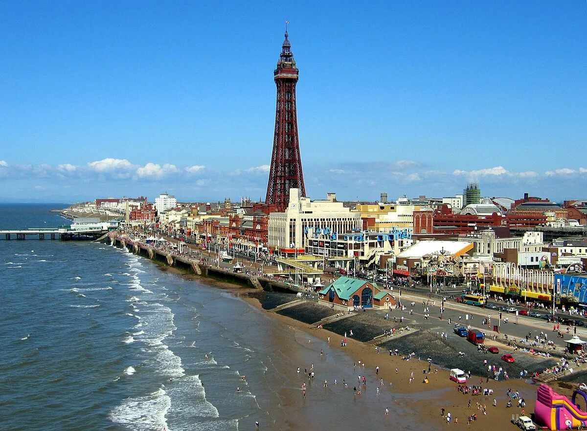 بلاكبول (Blackpool): اكتشف السحر الخفي في "أسوأ مدينة ساحلية" بريطانية 