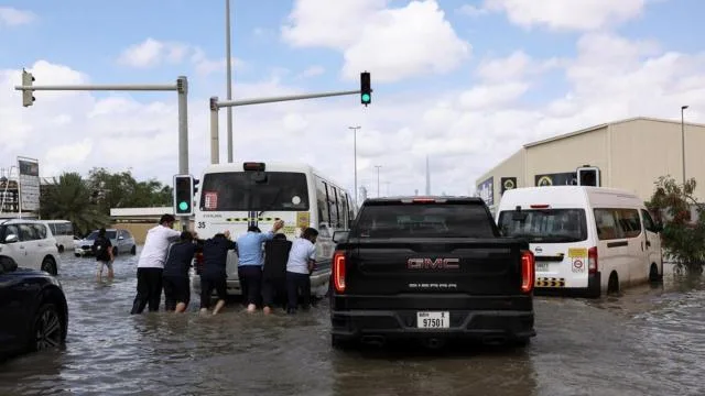 الإمارات في مواجهة الفيضانات.. قيادة حكيمة وجهود كبيرة وتكافل غير مسبوق 
