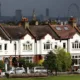 مؤشر أسعار المنازل في المملكة المتحدة ينخفض ​​بنسبة 2% في فبراير 2024 