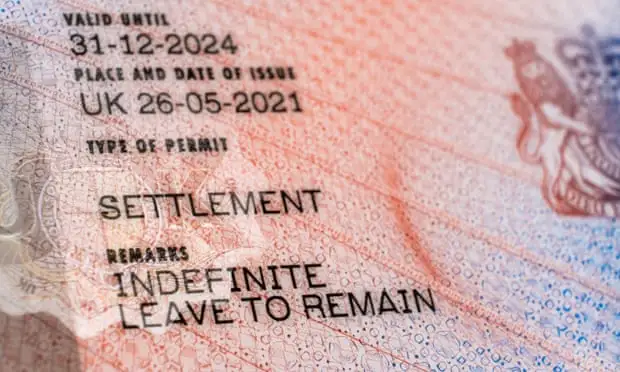 التأشيرة الإلكترونية في المملكة المتحدة: مخاوف من فقدان المهاجرين لحقوقهم 