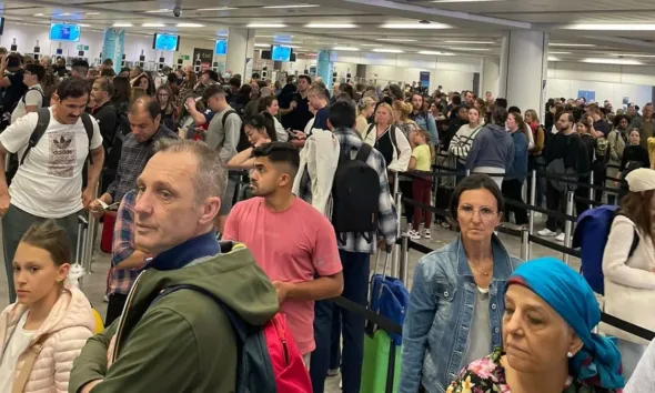 وسط فوضى البوابات الإلكترونية في مطارات المملكة المتحدة: كل ما تحتاج معرفته حول حقوقك خلال السفر 