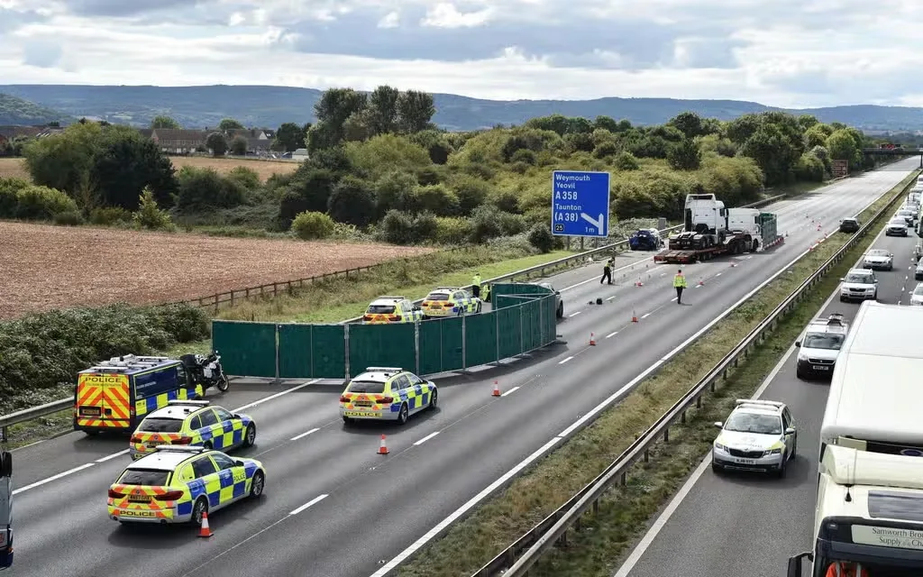 بريطانيا: حادث مروع على طريق (M5) السريع يغلق الطريق ويسبب تأخيرات مرورية كبيرة 