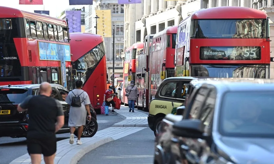 لندن عاصمة الازدحام المروري في المملكة المتحدة.. 100 ساعة ضائعة لكل سائق سنويًا 