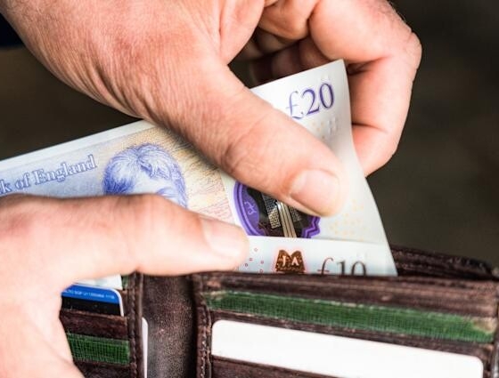 مواعيد صرف الإعانات الحكومية في بريطانيا خلال عطلة مايو 2025: دليلك الشامل  