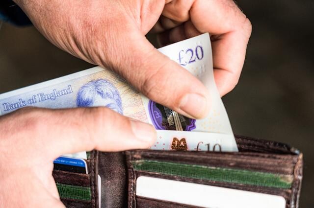 مواعيد صرف الإعانات الحكومية في بريطانيا خلال عطلة مايو 2025: دليلك الشامل  