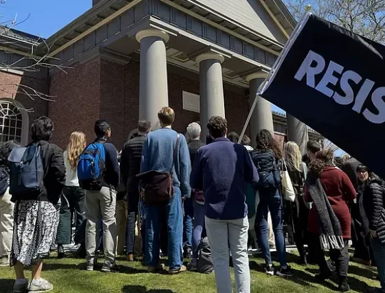 طلاب جامعة هارفارد Harvard أمام مصير مجهول بعد قرار ترامب  