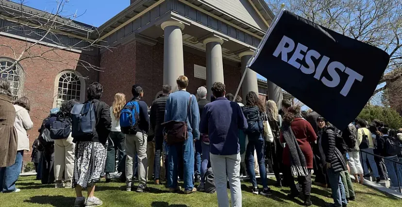 طلاب جامعة هارفارد Harvard أمام مصير مجهول بعد قرار ترامب  