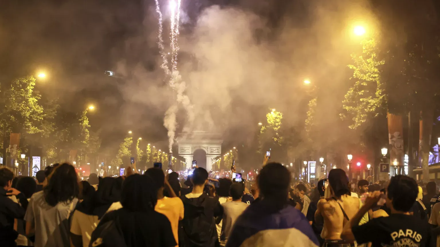 تحول احتفالات باريس سان جيرمان إلى فوضى وتخريب  