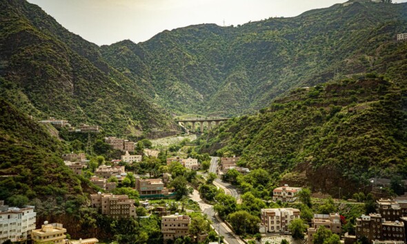 In the Asir region in the southwest of the Kingdom, golden dunes meet verdant plateaus, and mountain peaks meet spotless beaches.